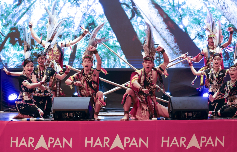 Seni Tari Keningau performs at the Konsert Mega Remysta HARAPAN at Buhavan Square in Penampang on November 25, 2025. — Bernama pic
