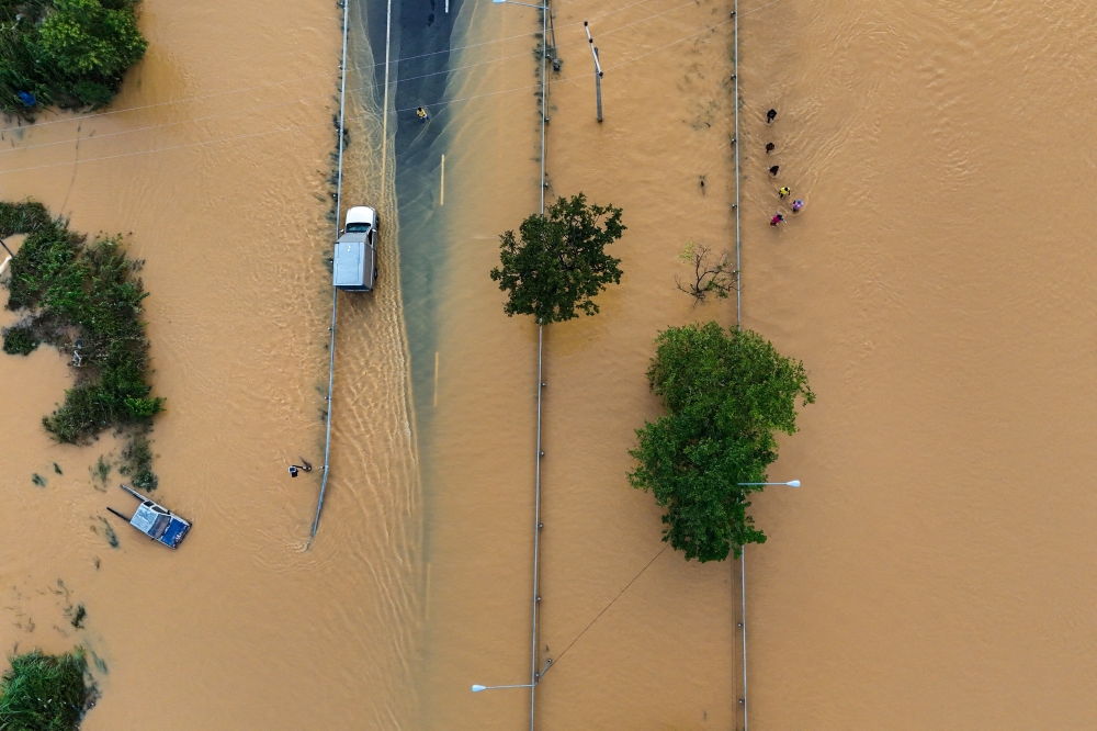 South-east Asia floods kill over 250, leaving hundreds missing