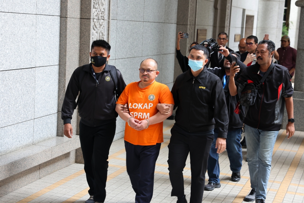 Former Senior Political Secretary to the Prime Minister Datuk Seri Shamsul Iskandar Mohd Akin (second from left) arrives at the Putrajaya Court Complex this morning in a Malaysian Anti-Corruption Commission (SPRM) vehicle for the remand application process on November 29, 2025. — Bernama pic