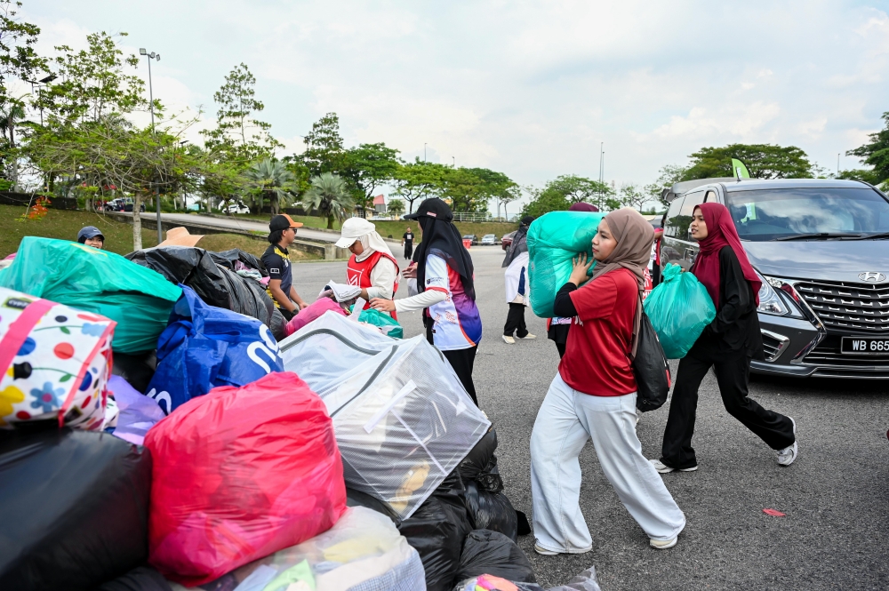 he Green O’Go Bin recycling programme by Muslim Volunteer Malaysia (MVM) at MAEPS, Serdang, helps turn donated clothing into preloved items and industrial fabric, with a drive-thru setup making it easy for the public to contribute. — Bernama pic