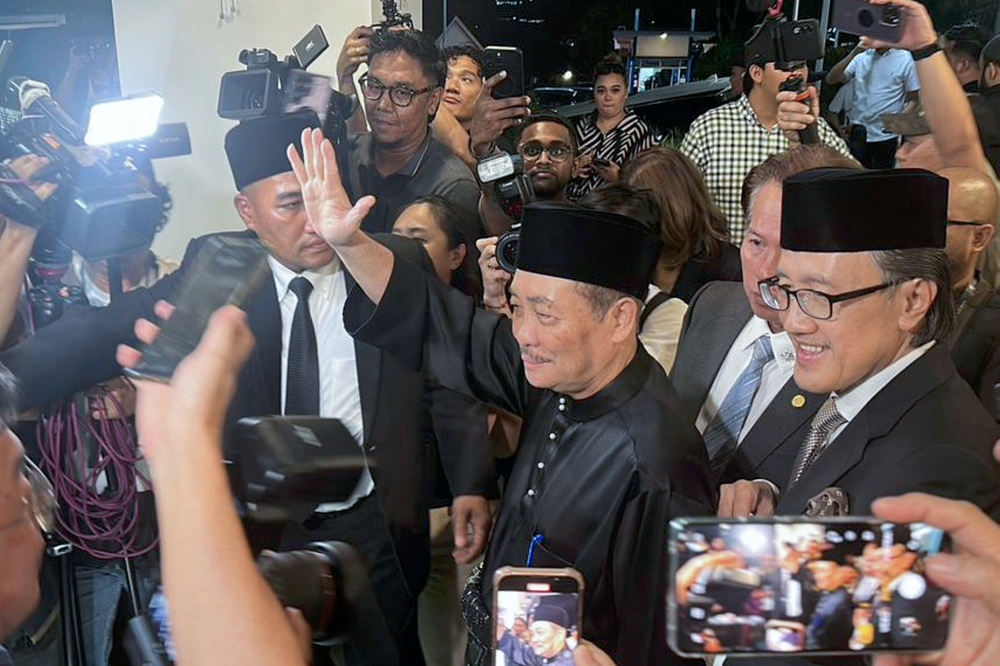 Hajiji took his oath of office before Sabah governor Tun Musa Aman at Istana Seri Kinabalu at 3.05am in Kota Kinabalu. — Bernama pic 