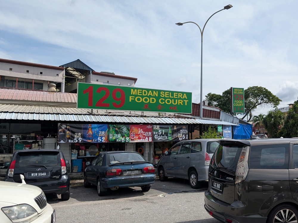 不要错过巨大的绿色标志。 — 图片由刘启生拍摄