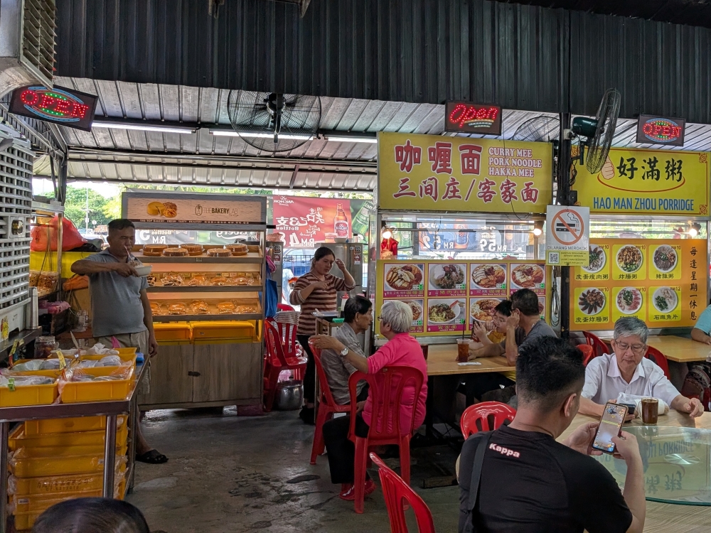 这个不起眼的摊位位于美食广场入口后的左侧。 — 图片由刘启生拍摄