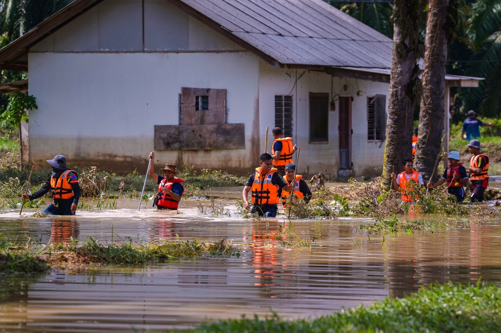 Searchers comb flooded waters for Constable Muhammad Rahimi Amirudin, who was swept away while driving through Kampung Giching, Sepang on November 28, 2025. — Bernama pic