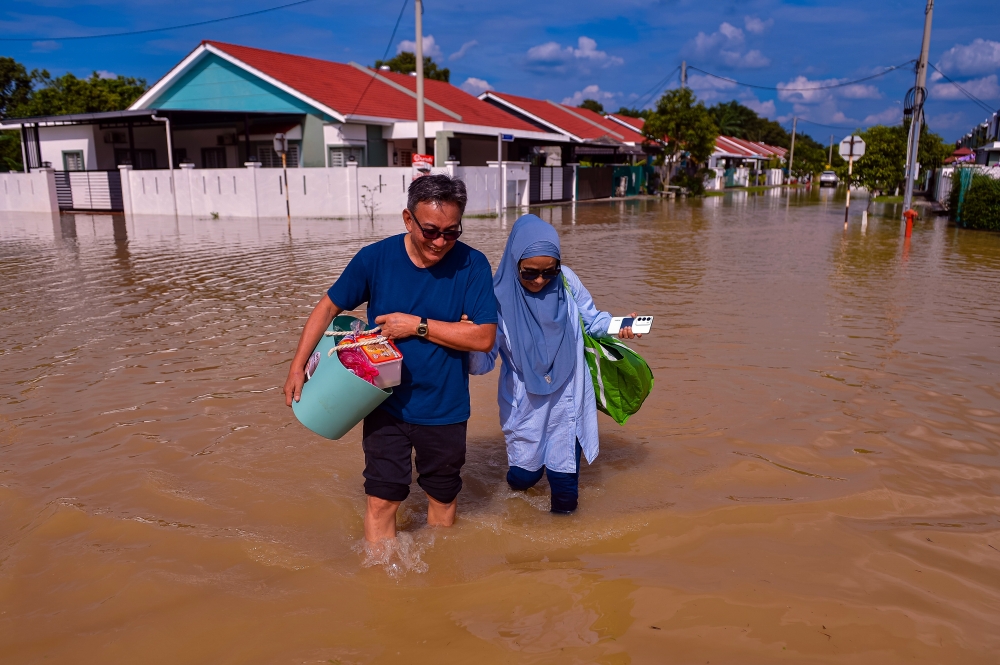 Flood evacuee numbers climb in Perak, Pahang, Selangor as situation eases in six other states