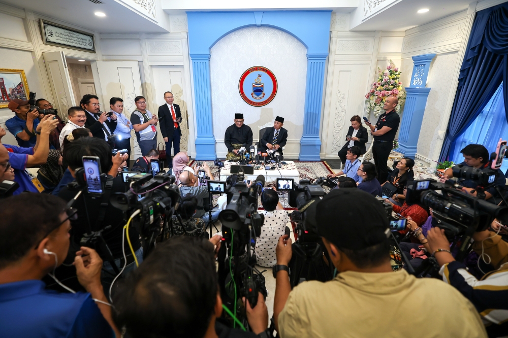 Deputy Chief Minister I and Works and Utilities Minister Datuk Seri Dr Joachim Gunsalam (right) holds a press conference following the swearing-in of Sabah state Cabinet ministers at the Chief Minister’s official residence in Sri Gaya today. — Bernama pic
