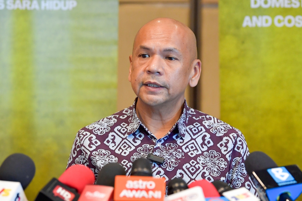 Datuk Armizan Mohd Ali, who is also the federal domestic trade and cost of living minister, said the Sabah Cabinet line-up sworn in yesterday reflects the collective commitment of the participating parties to lay down the framework and foundation for the state’s direction. — Bernama pic