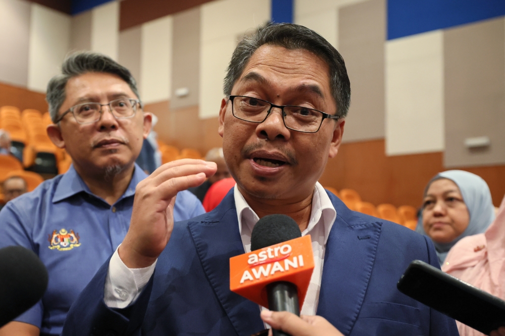Deputy Higher Education Minister Datuk Mustapha Sakmud said the officer’s arrest, which had been reported in the media, prompted the ministry’s integrity unit to launch an internal review to determine any disciplinary measures under civil service regulations. — Bernama pic