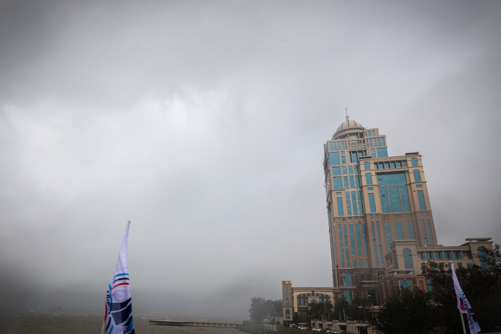 The Malaysian Meteorological Department (MetMalaysia) has issued a warning of thunderstorms, heavy rain and strong winds in seven states, effective until 8pm today. — Bernama pic