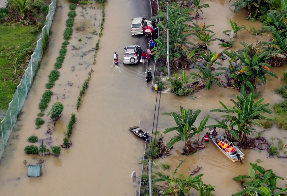 SME Bank chief executive officer, Samad Majid Zain, emphasised the importance of timely intervention, noting that the recent floods have disrupted operations for many entrepreneurs across the country. — Bernama pic
