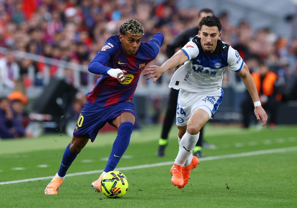 FC Barcelona’s Lamine Yamal in action with Deportivo Alaves’ Victor Parada at Spotify Camp Nou, Barcelona, November 29, 2025. — Reuters pic 