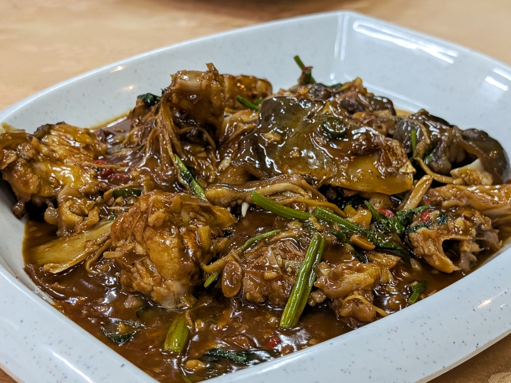 Head to Bee Leng Restaurant in Batu Caves for hearty fare like fried fish head and dry-fried ‘yee mee’