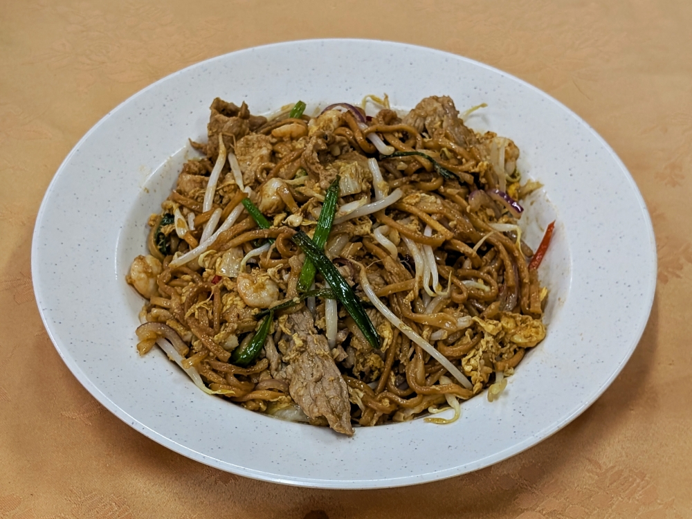 Dry-fried ‘yee mee’ is the ideal way to cap off the meal. — Picture by Ethan Lau