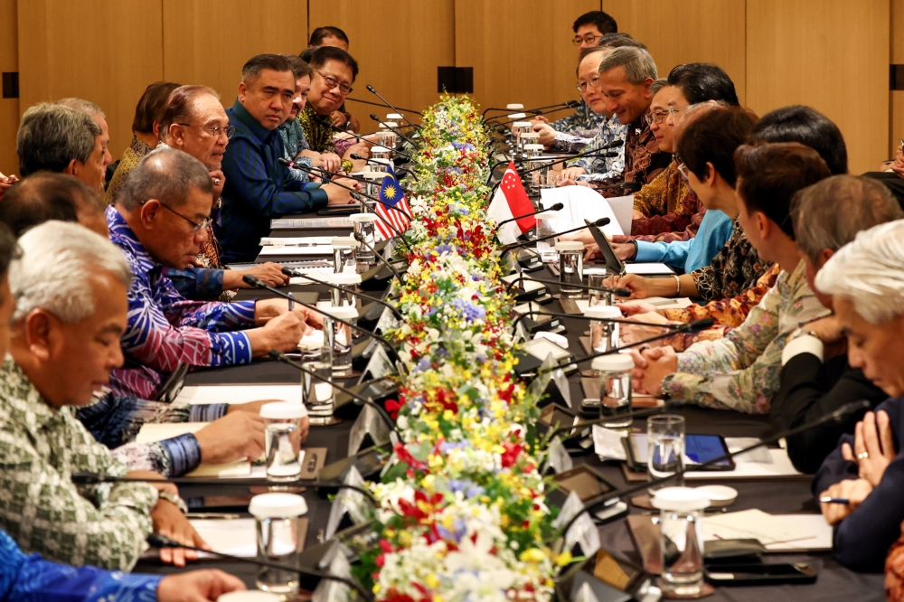 Malaysian and Singaporean leaders meet on December 4, 2025 as Singapore opens consulates in Sabah and Sarawak, strengthening bilateral ties and regional engagement. — Bernama pic