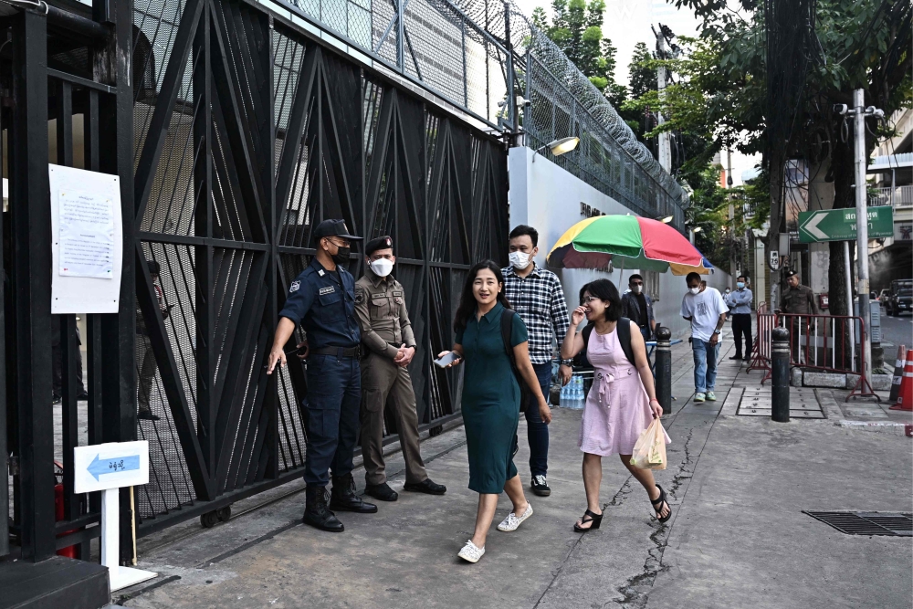 Myanmar citizens head to early polls in Bangkok