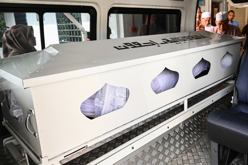 The remains of the late Hassan Shazali, 52, who perished in an accident at Kilometre 52 of Jalan Kuala Jeneris-Sungai Gawi-Aring (Bukit Kawah) on December 5, 2025 being transported out of the Forensic Department of Hulu Terengganu Hospital for burial on December 6, 2025. — Bernama pic
