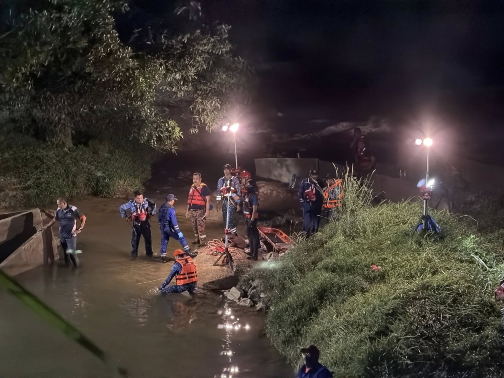 Kajang police chief ACP Naazron Abdul Yusof said the second of two brothers who fell into a large drain was found drowned yesterday, with the 14-year-old’s body discovered trapped in a retention pond in Taman Prima Saujana at 8.35pm. — Picture via Facebok/Datuk Wira Haji Johan Abd Aziz