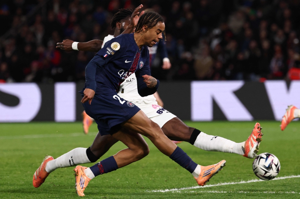 Paris Saint-Germain’s forward Bradley Barcola and Rennes’ defender Lilian Brassier fight for the ball. — AFP pic