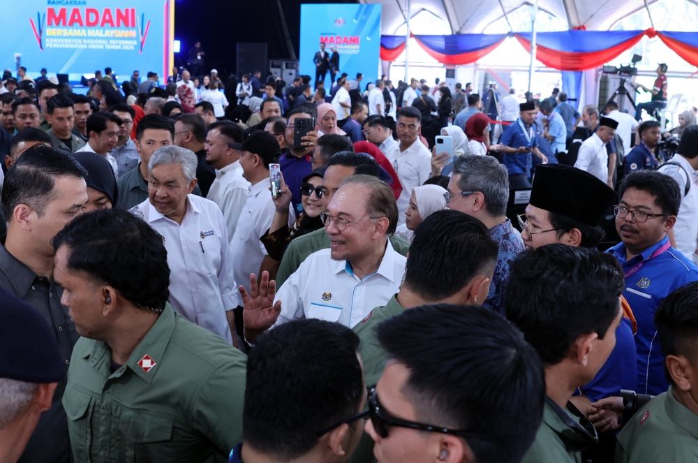 Prime Minister Datuk Seri Anwar Ibrahim interacts with the public during the ‘Rancakkan Madani Bersama Malaysiaku’ programme in Putrajaya on December 7, 2025. — Bernama pic