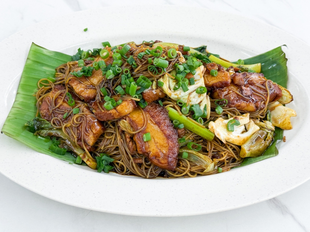 Braised Pork Belly Fried Meehoon is glorious with the soft stewed pork belly eaten with the thick ‘meehoon’ . — Picture by Lee Khang Yi
