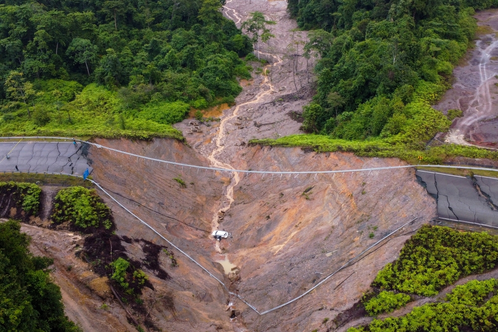 Works Minister Datuk Seri Alexander Nanta Linggi has clarified that the road barriers at the site of a recent Hulu Terengganu SUV accident, where a vehicle plunged 60 metres into a ravine, were not moved by the Public Works Department (JKR). — Bernama pic