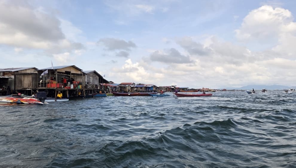 Smiles fade, but memories remain. A view of the Semporna village as the authors depart. — Photo courtesy of Amir Hazwan Abdul Rahim and Ainol Haniza Kherul Anuwar