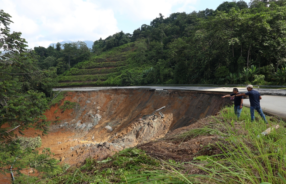 The Gua Musang–Lojing FT185 at Section 107.6, near Pos Blau, has been fully closed to all vehicles following a landslide. — Bernama pic