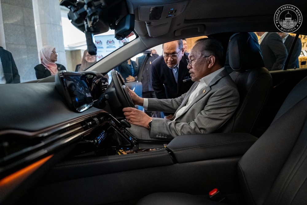 Malaysia receives hydrogen-powered vehicle to advance green mobility agenda, says Anwar