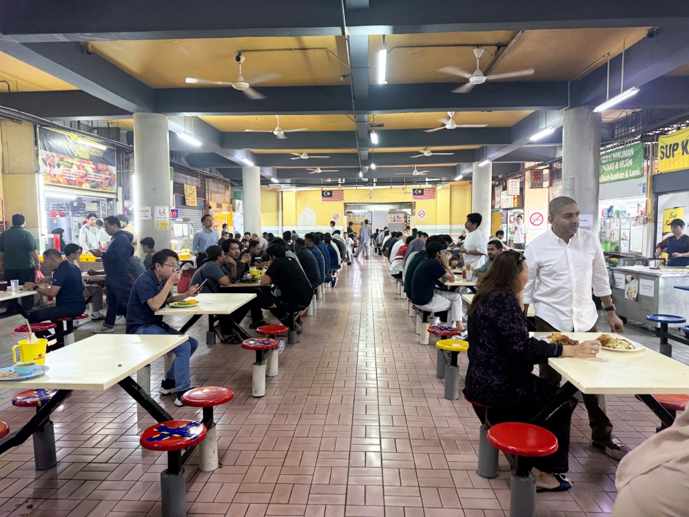 On weekdays, the food court is packed with office workers seeking mid-day sustenance. — Picture by Lee Khang Yi