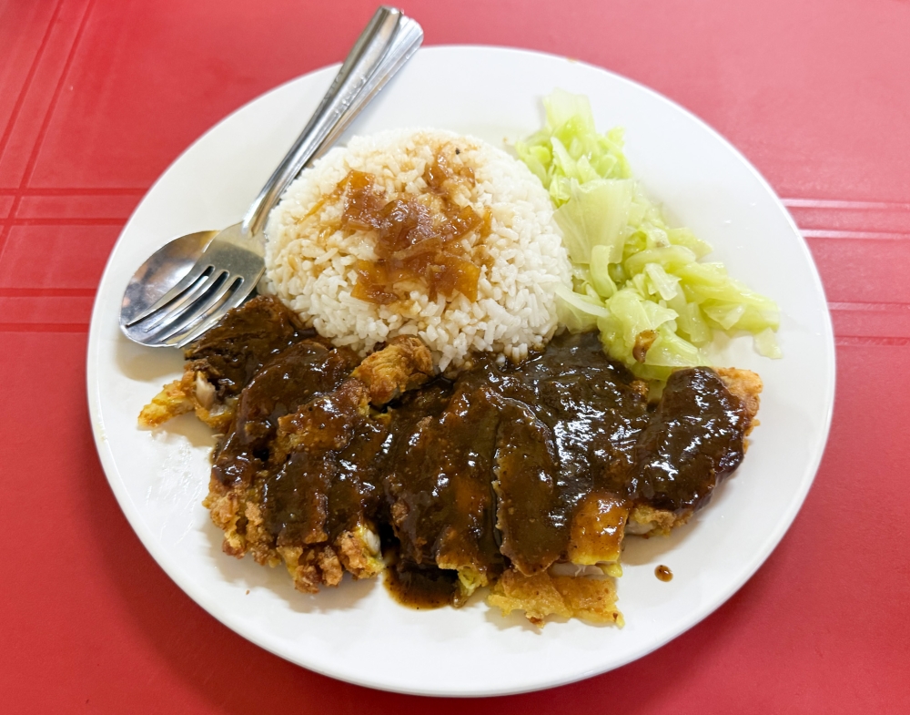 You’ll find chicken chop with black pepper sauce served with rice and vegetables to attract the younger set of diners. — Picture by Lee Khang Yi