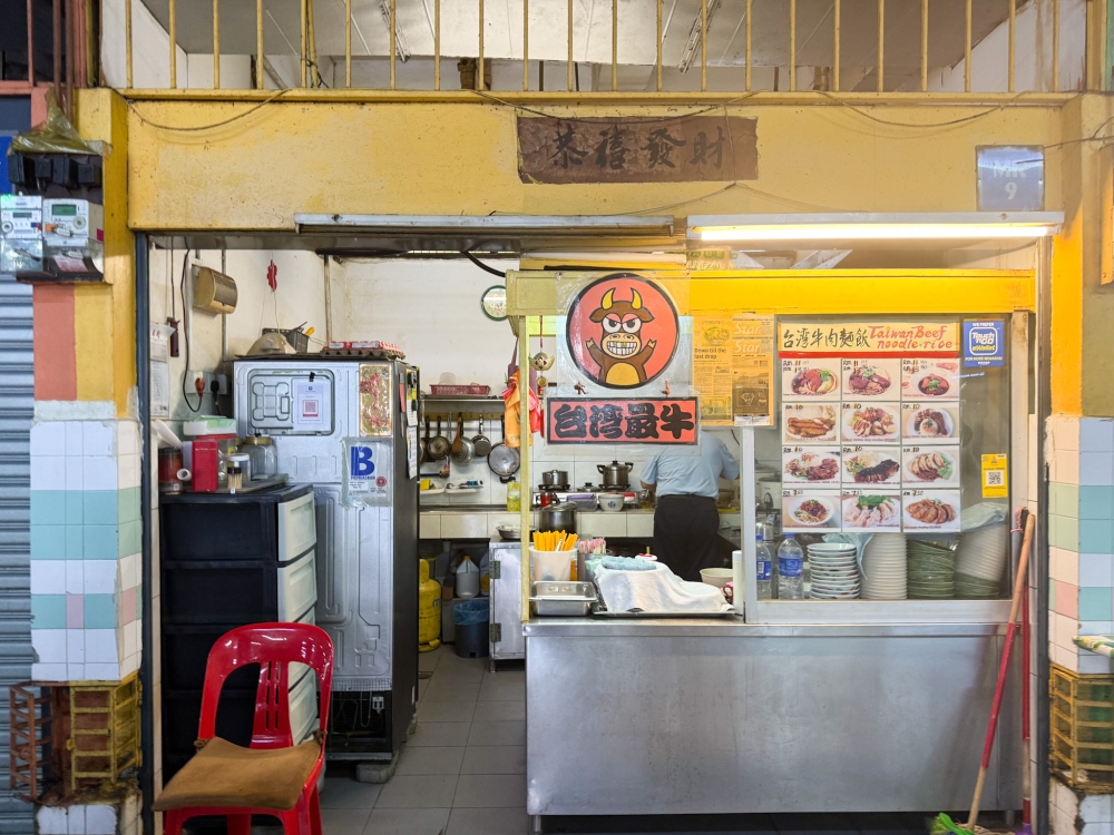 Find the stall right next to the drinks stall that serves a refreshing glass of fresh sugarcane. — Picture by Lee Khang Yi