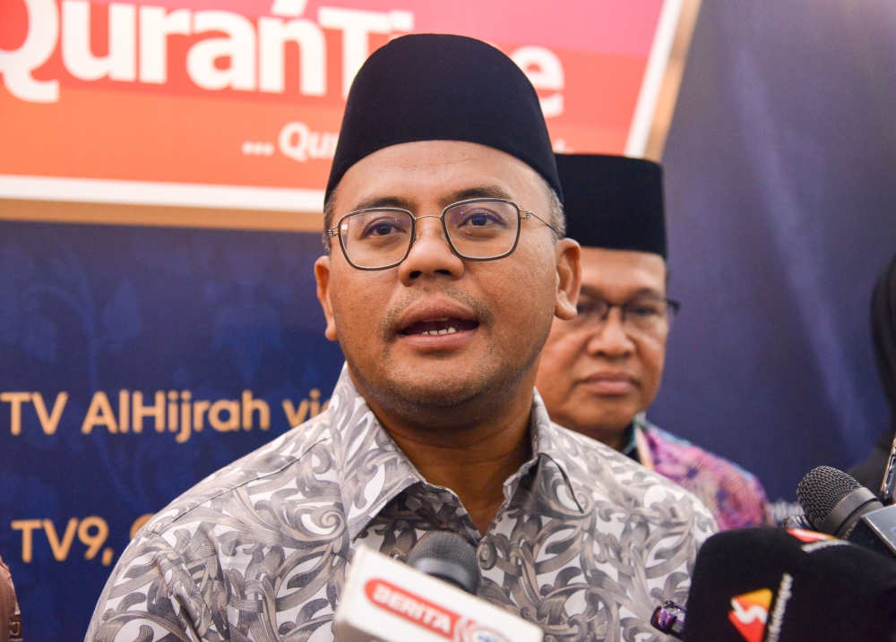 Menteri Besar Datuk Seri Amirudin Shari said he will ask the departments involved to investigate the matter to determine whether it is one of the factors contributing to the recurring floods in that area. — Bernama pic