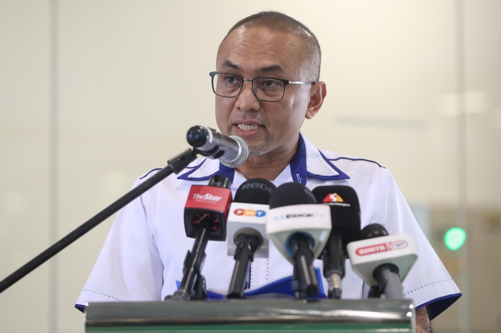 Prasarana Malaysia Berhad (Prasarana) president and group chief executive officer (PGCEO) Amir Hamdan speaks during a media briefing session on the LRT3 Shah Alam line at Shah Alam, December 10, 2025. — Picture by Yusof Isa