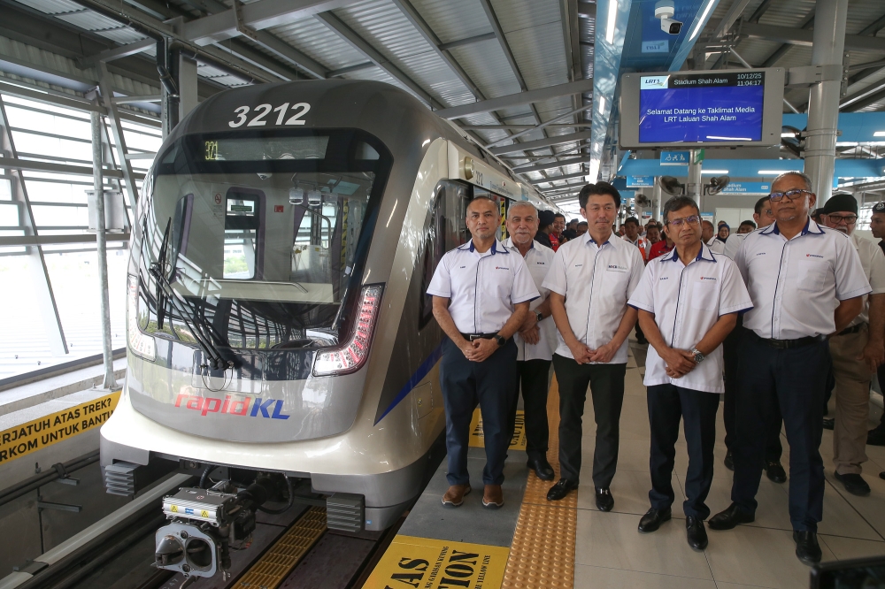 Prasarana president and CEO Amir Hamdan (left) poses for a group photo during the LRT3 Shah Alam Line media briefing in Shah Alam, December 10, 2025. — Picture by Yusof Isa