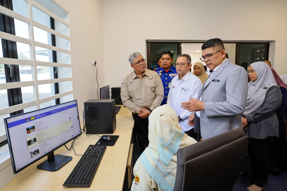 National Disaster Management Agency (Nadma) Post-Disaster Management Division Deputy Director-General Hussain Moh (left) together with Terengganu Deputy State Secretary (Management) Datuk Ab Rosid Jusoh (2nd, right) inspecting the facilities at the Terengganu State Disaster Control Centre (SDCC) in Batu Buruk December 10, 2025. — Bernama pic