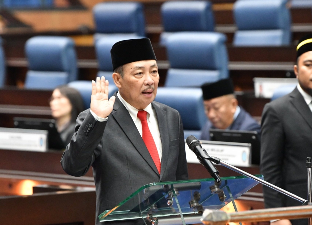 Sabah Chief Minister Datuk Seri Panglima Hajiji Noor is sworn in a Sulaman assemblyman for a ninth term. — The Borneo Post pic
