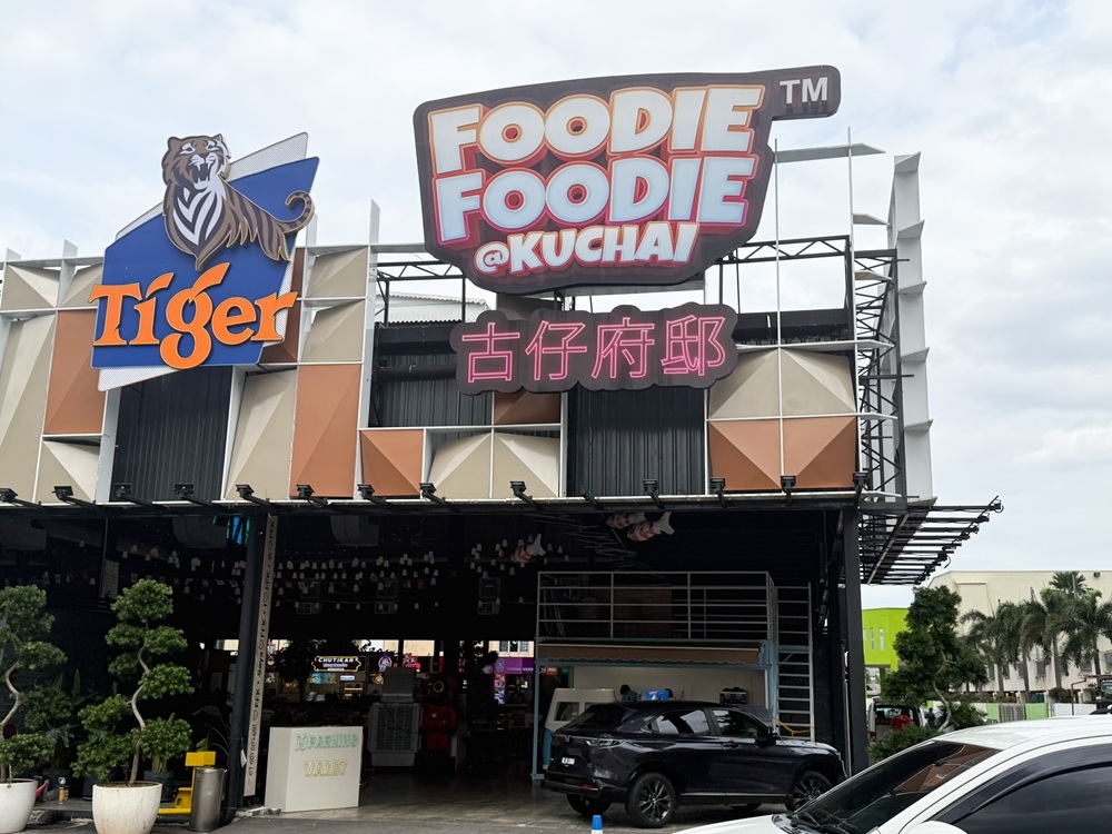 Unlike other food courts, Foodie Foodie @Kuchai has snazzy signages and a high ceiling for a feeling of spaciousness. — Picture by Lee Khang Yi