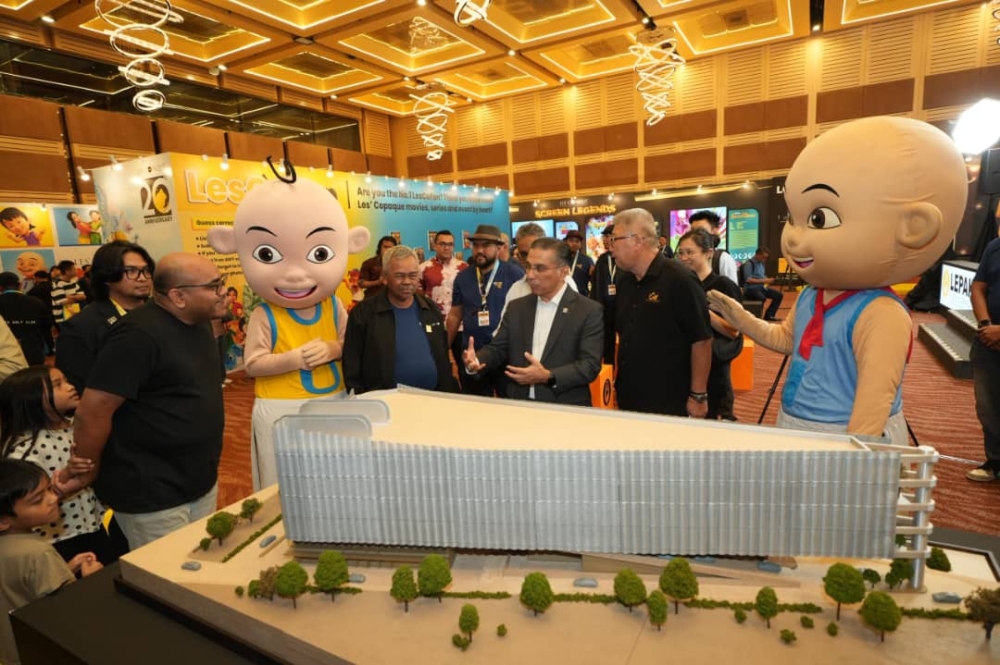 MDEC chairman Tuan Syed Ibrahim Syed Noh, Chairman officiates the launch of LC Xpo 2025 at the World Trade Centre December 11, 2025. — Picture courtesy of Les’ Copaque