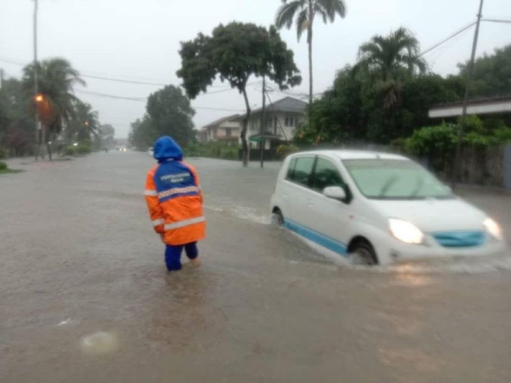 The Department of Irrigation and Drainage warned of possible flooding in low-lying areas near rivers across Sarawak from December 13 to 17. — File picture via Facebook/Sarawak Update