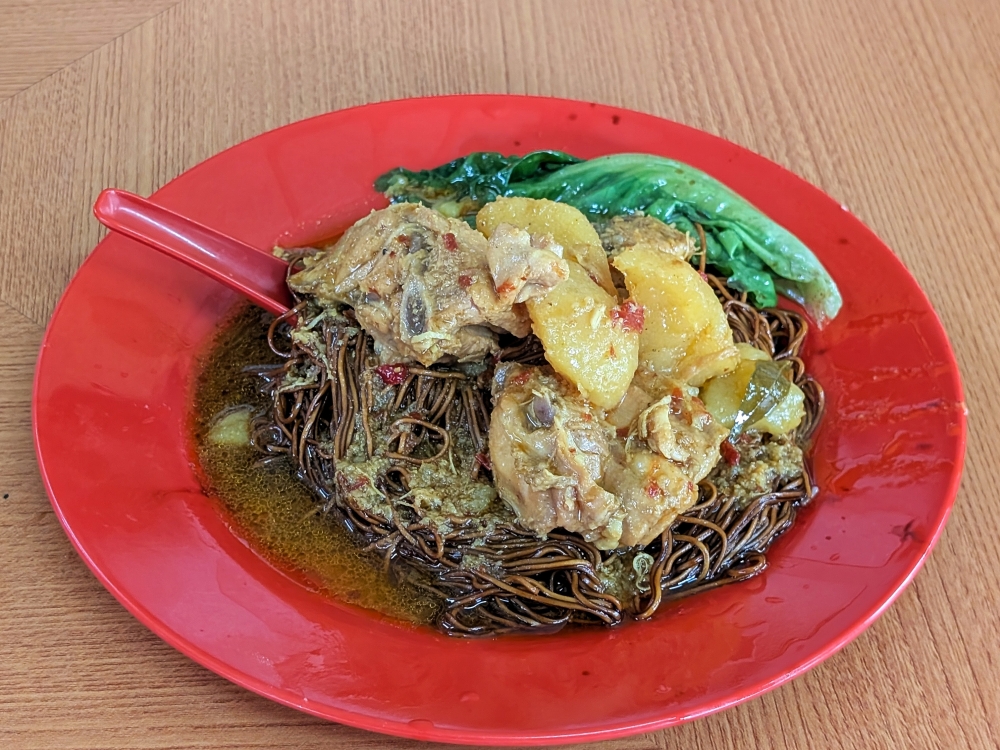 Curry chicken with ‘wantan mee’ is a combination that’s very, very hard to get wrong. — Picture by Ethan Lau