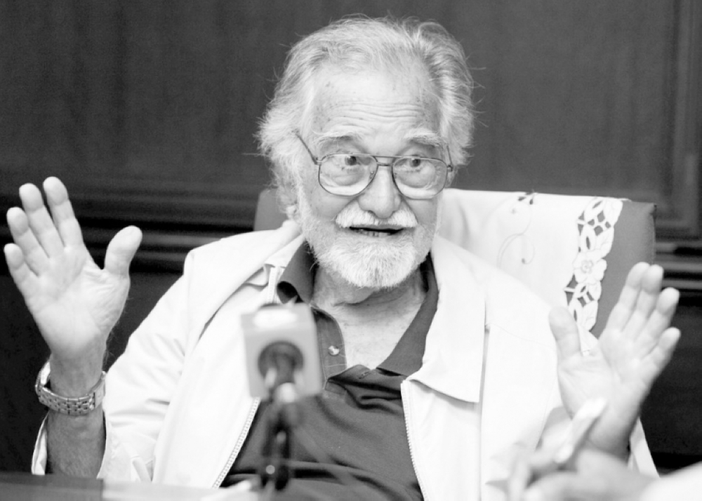 Royal Professor Ungku Aziz was a Malaysian economist, academic, and former University of Malaya vice-chancellor known for advancing education and rural development. — Bernama pic