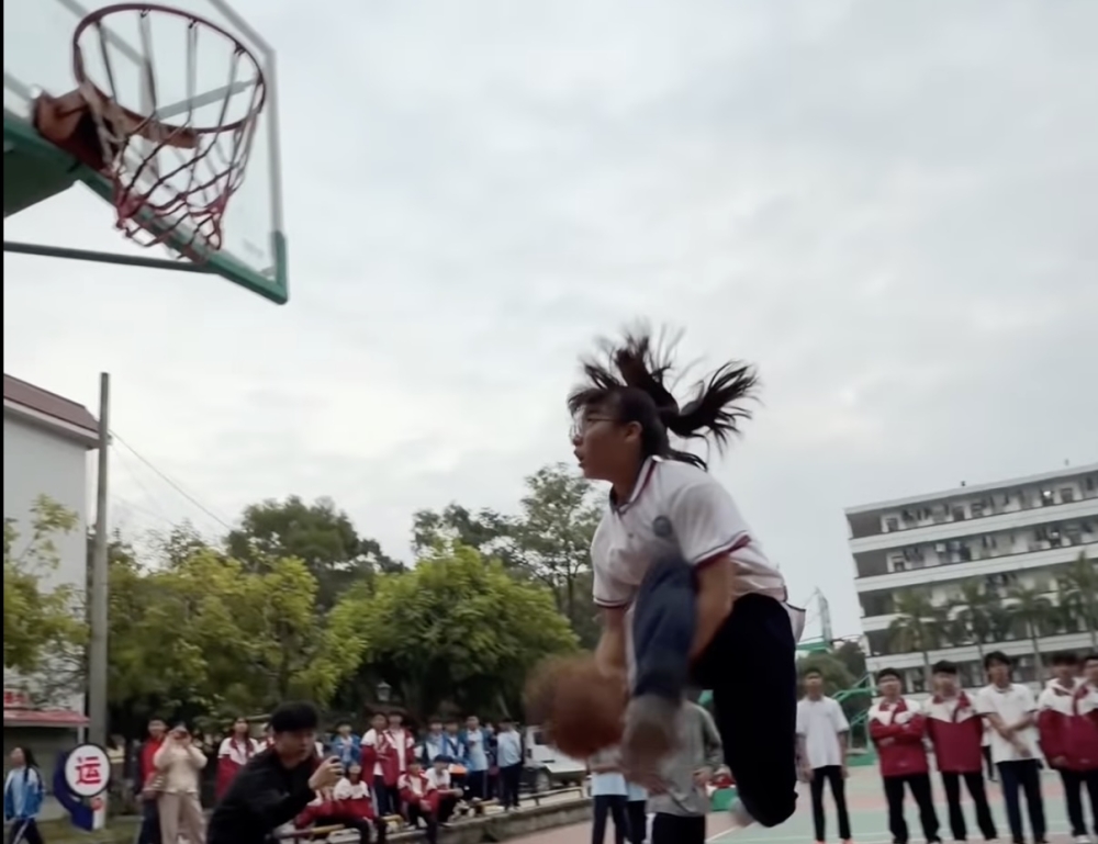 How high? China schoolgirl doesn’t let height get in the way of her basketball dreams (VIDEO)