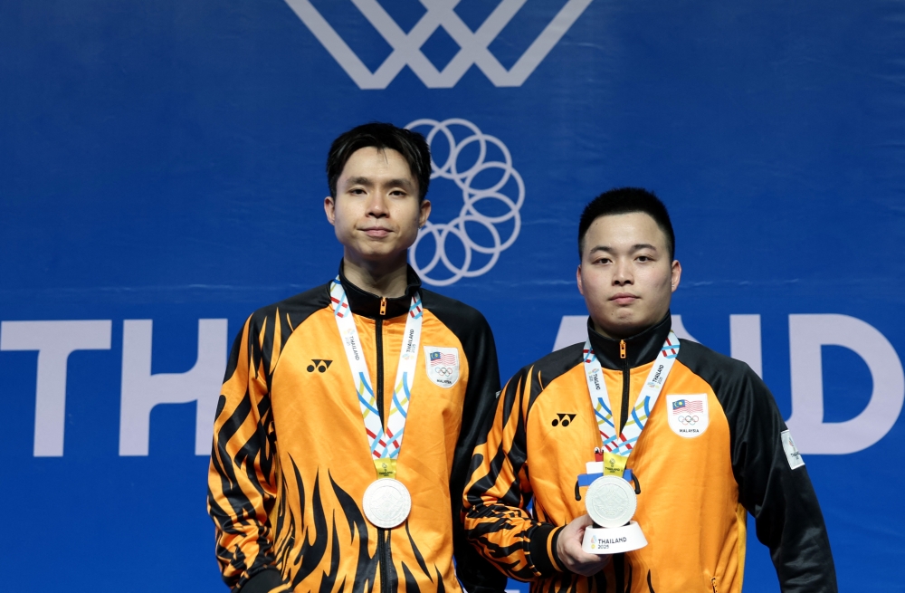 Soh Wooi Yik (left) and Aaron Chia took the silver in the men’s doubles badminton final at the 2025 SEA Games in Bangkok on December 14, 2025. — Reuters pic