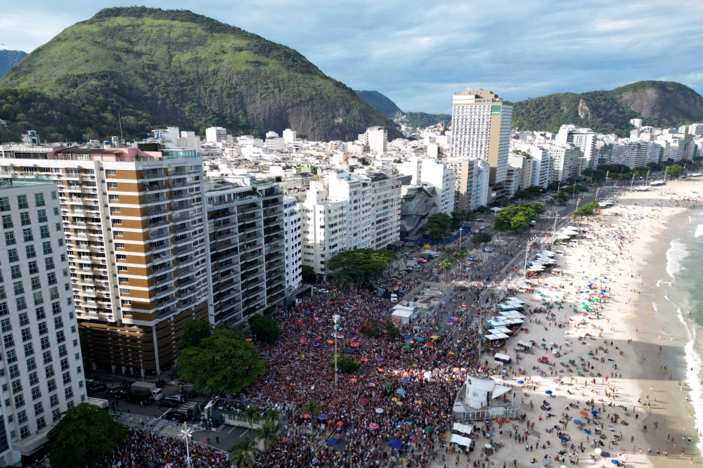 Aerial view of protesters at Copacabana Beach, Rio de Janeiro, opposing a bill that could reduce former president Jair Bolsonaro’s sentence, December 14, 2025. — AFP pic