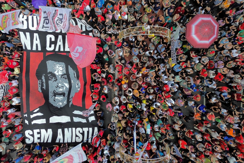 In Brazil’s Copacabana and Paulista Avenue, thousands march opposing amnesty for ex-president Bolsonaro