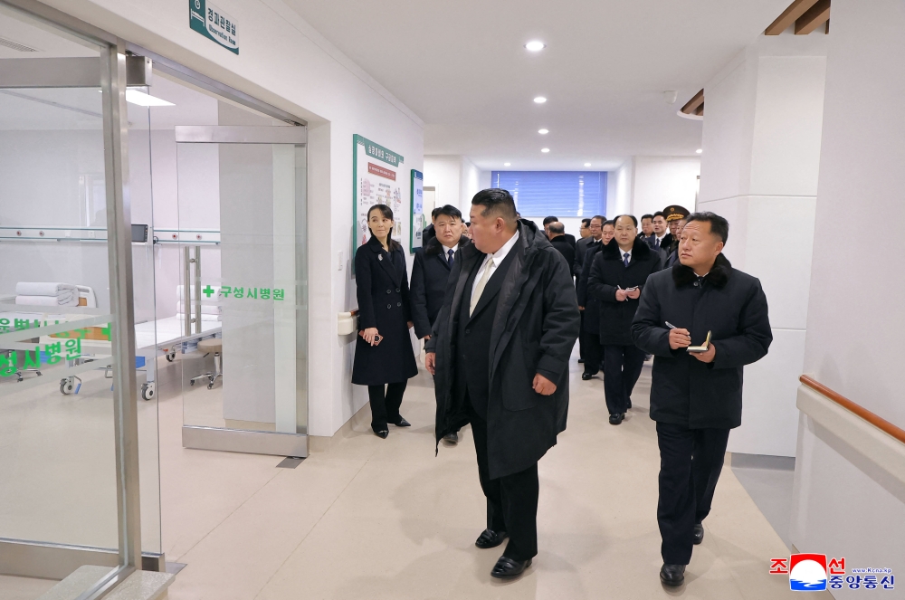 North Korea’s gadget elite: Kim Yo‑jong seen with foldable phone despite sanctions
