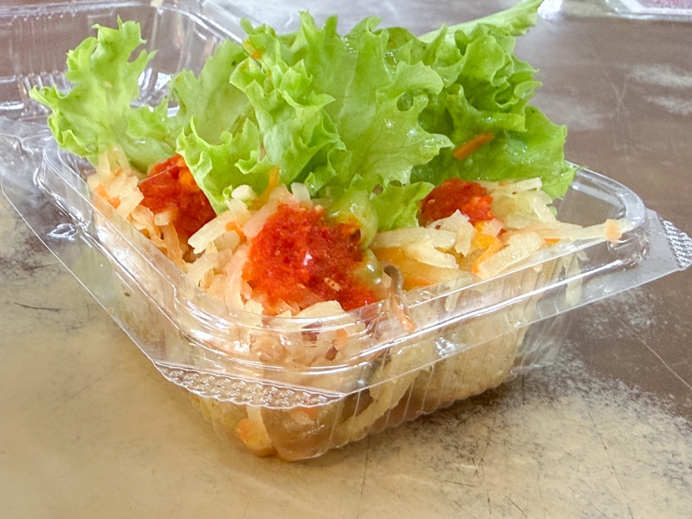 Eat the 'pie tee' quickly as the chilli sauce and filling does have quite a lot of liquid that will affect the shell's crunchiness. 