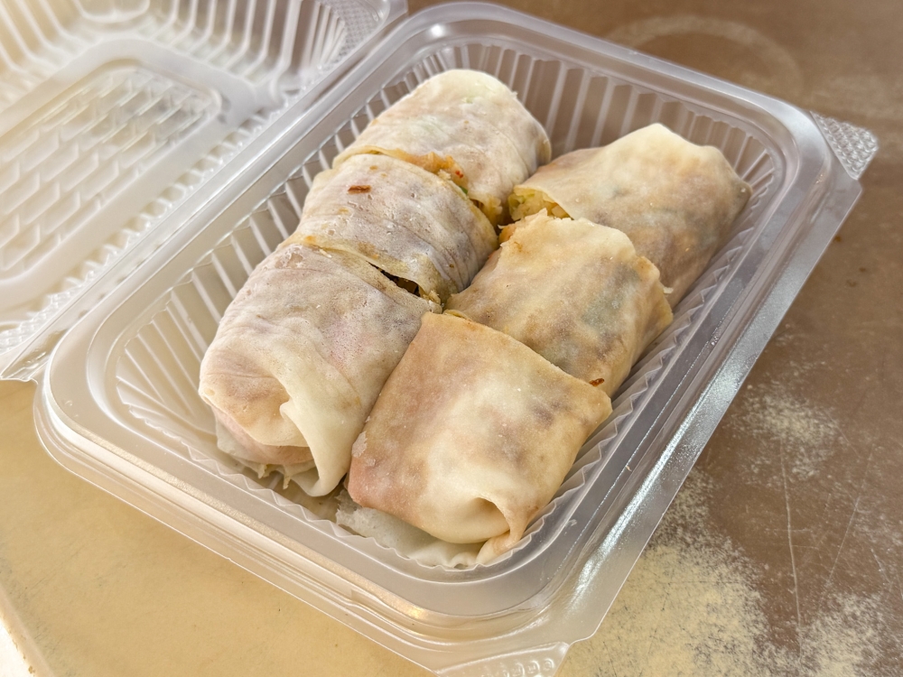 You can order 'popiah' with or without chilli sauce depending on your preference. 