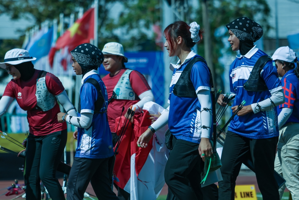 Malaysian archers Ariana Nur Dania (second, left), Joey Xing (second, right) and Ku Nurin Afiqah Ku Ruzaini (right) during the women’s team recurve final against Indonesia at the 33rd SEA Games Thailand at the Sports Authority of Thailand, Bangkok today. — Bernama pic