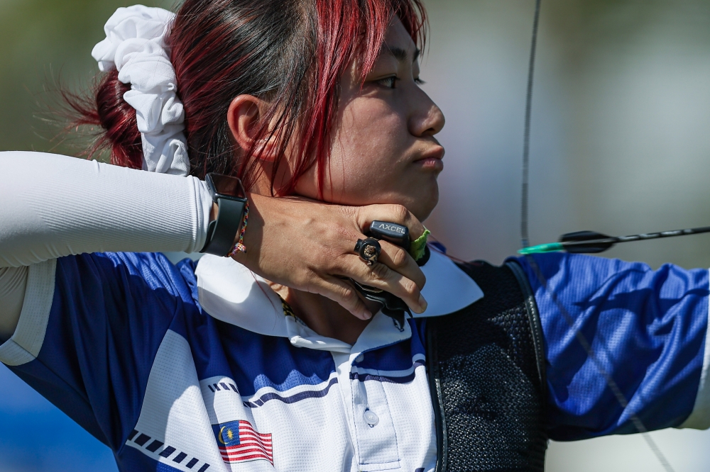 Malaysian archer Joey Xing in action against Indonesia during the women’s team recurve final at the 33rd SEA Games Thailand at the Sports Authority of Thailand, Bangkok today. — Bernama pic